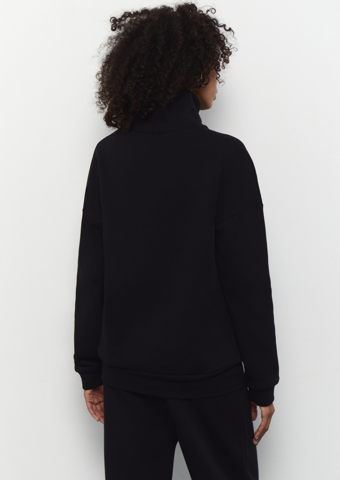 Black color three-thread insulated sweatshirt with a neck